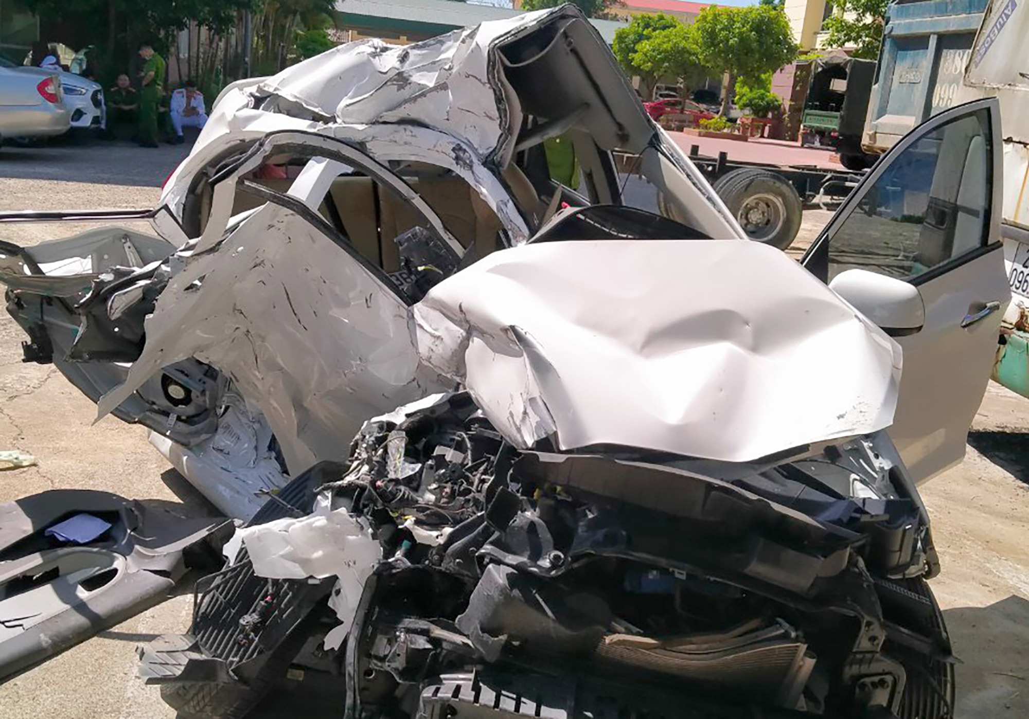 Chiếc xe ô tô 5 chỗ hư hỏng nặng sau vụ tai nạn