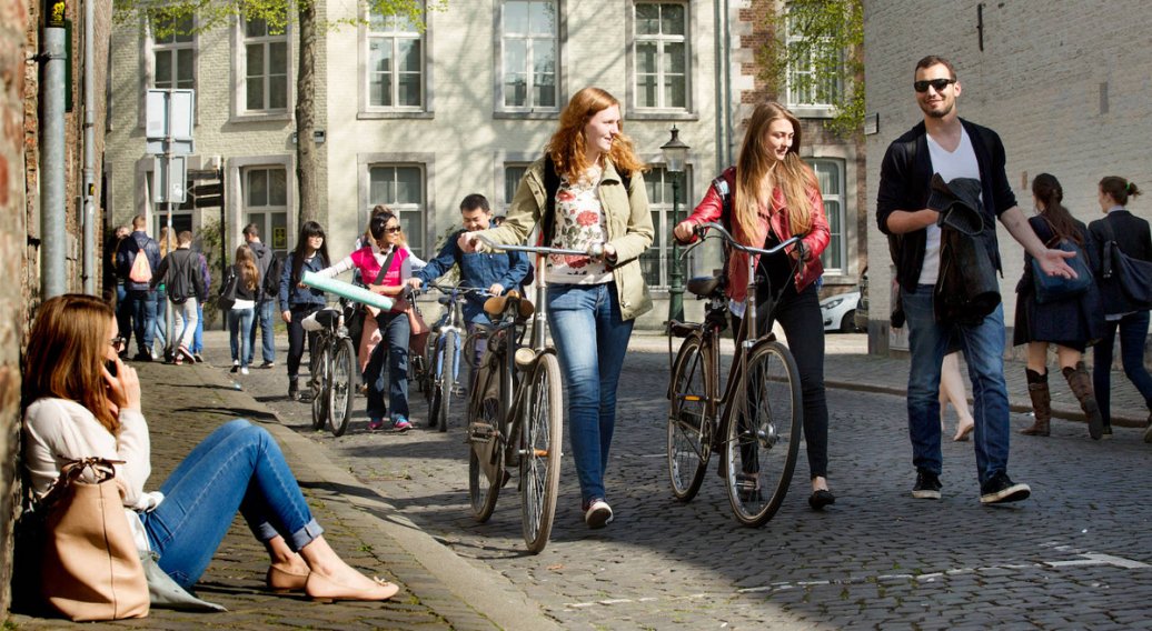 Du học sinh quốc tế được tận hưởng đời sống sinh viên đa dạng và thú vị tại Đại học Maastricht - Ảnh: Maastricht University