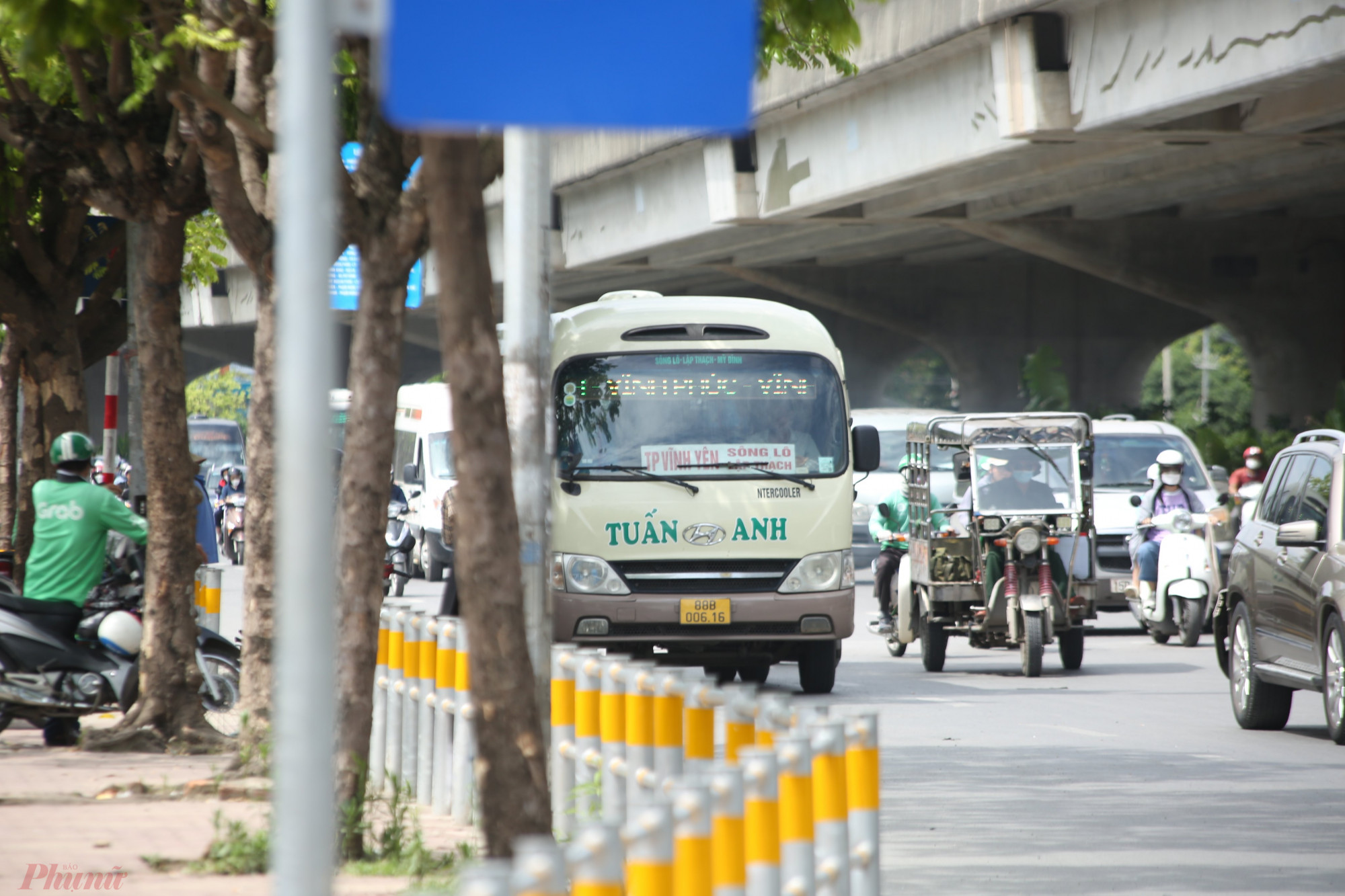 Theo tìm hiểu, đoạn đường trên không phải là điểm dừng đón, trả khách của xe khách tuyến cố định nhưng nhiều tài xế vẫn cố tình dừng phương tiện tại khu vực này để chèo kéo khách.