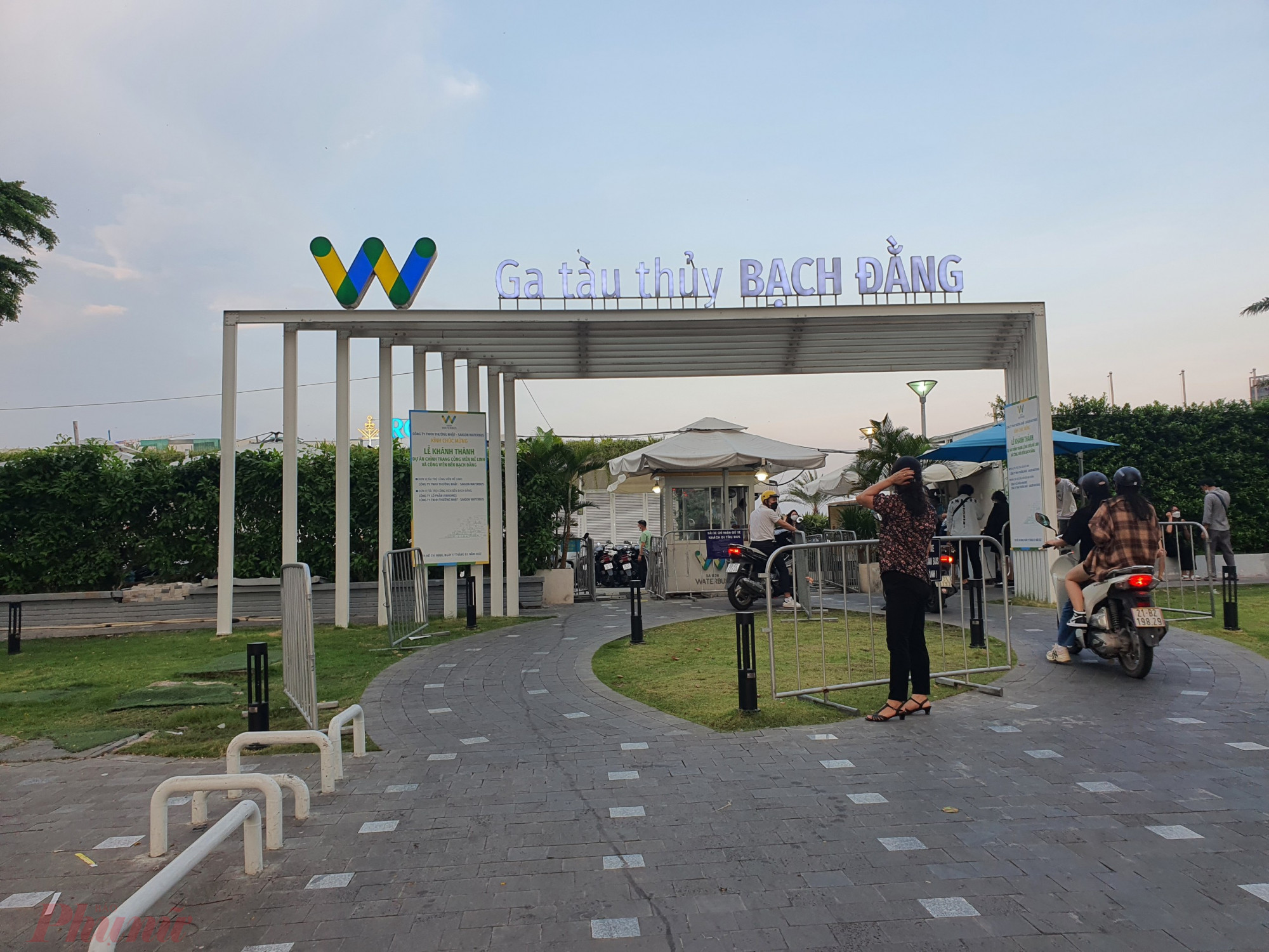 Bãi xe Sài Gòn Waterbus có vị trí đẹp, nằm đầu công viên Bạch Đằng, nhưng bãi gửi xe quá nhỏ