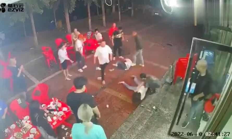 Đoạn video ghi lại hình ảnh bạo lực phụ nữ tại Đường Sơn, Trung Quốc đang lan truyền trên mạng xã hội. Ba người phụ nữ bị đánh đập khi phản kháng lại hành vi quấy rối tình dục.