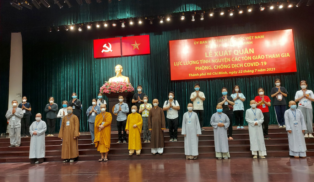 Hàng trăm tăng ni, Phật tử TPHCM đã tình nguyện hỗ trợ tuyến đầu chống dịch COVID-19.