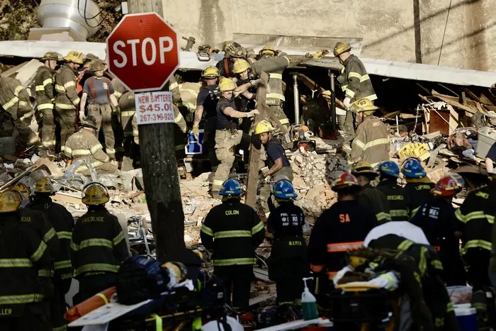 Lính cứu hỏa tìm cách giải cứu đồng nghiệp đang bị mắc kẹt trong một vụ sập nhà