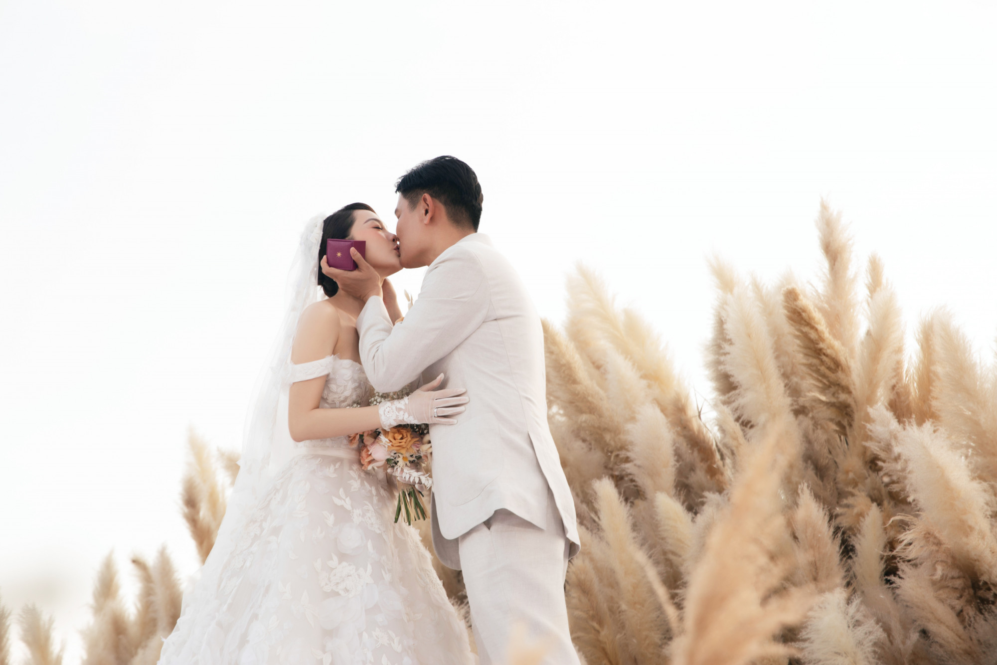 Hôn lễ của ca sĩ Minh Hằng diễn ra chiều 18/6, tại một resort ở Hồ Tràm, Vũng Tàu. Cô dâu diện hai váy cưới trong phần lễ và phần tiệc. 