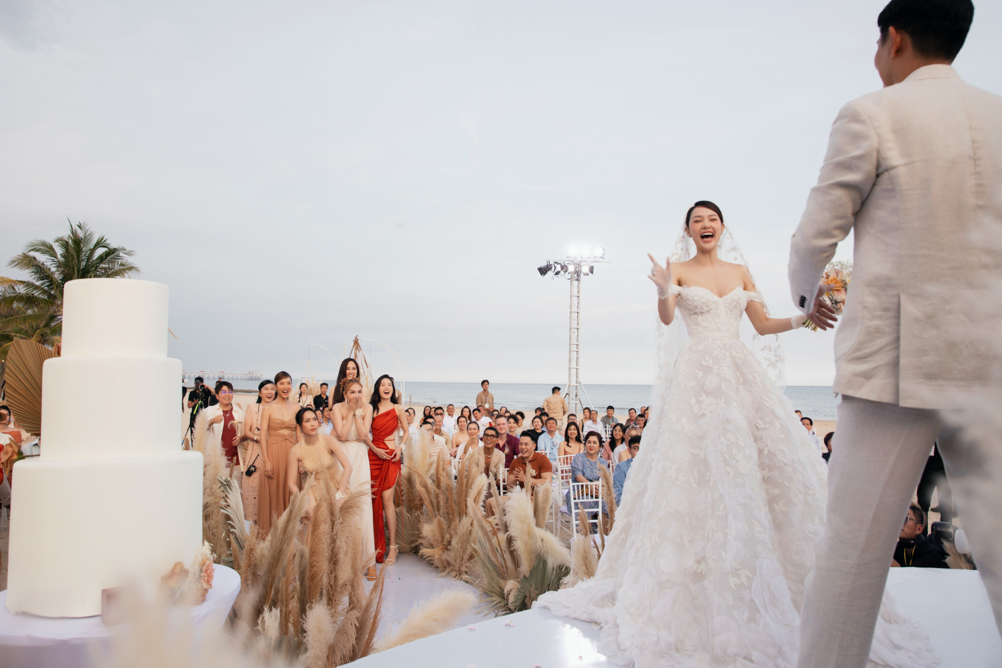 Chiếc váy cưới mà Minh Hằng mặc trong lễ ăn hỏi có phom dáng mảnh mai, cúp ngực.  Thiết kế bộ sưu tập Marchesa Couture Spring 2020 trị giá tới 16.000 USD (hơn 371 triệu đồng) 