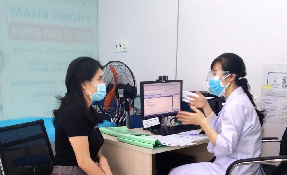 Phóng viên Tuyết Dân (trái), Báo Phụ Nữ TP.HCM, gặp bác sĩ để tìm hiểu, viết bài về điều trị hậu COVID-19 vào thời điểm đầu tháng 10/2021 khi công tác chống dịch vẫn còn căng thẳng - ẢNH: BS
