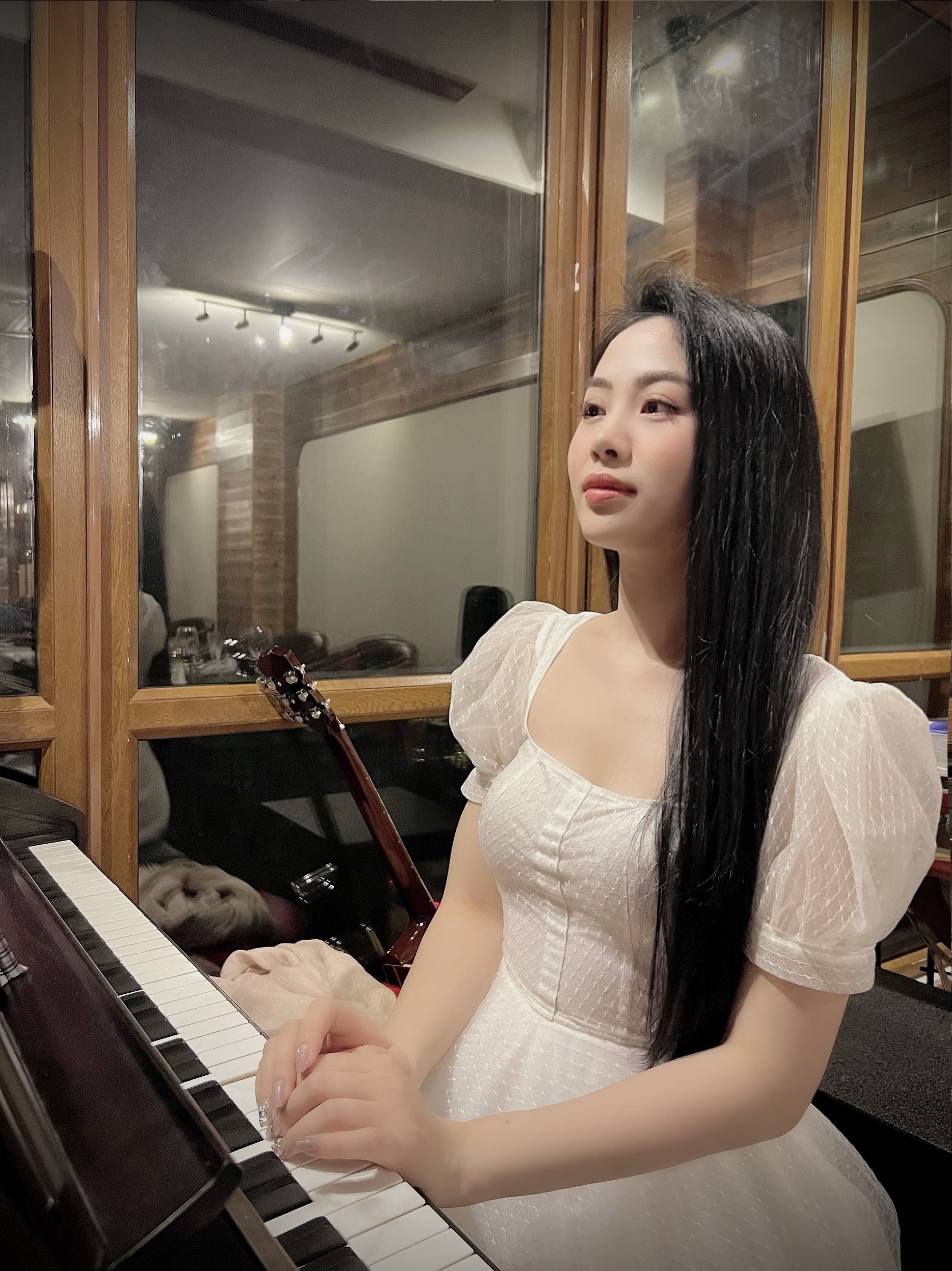 Từ nhỏ, Dương Huệ chơi piano và bộc lộ năng khiếu ca hát, nhưng cô không nghĩ mình sẽ trở thành ca sĩ...