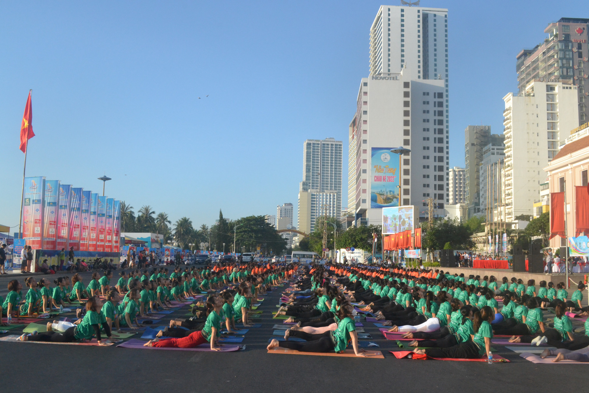 Hơn 1.200 người đã tham gia đồng diễn các động tác cơ bản của bộ môn yoga