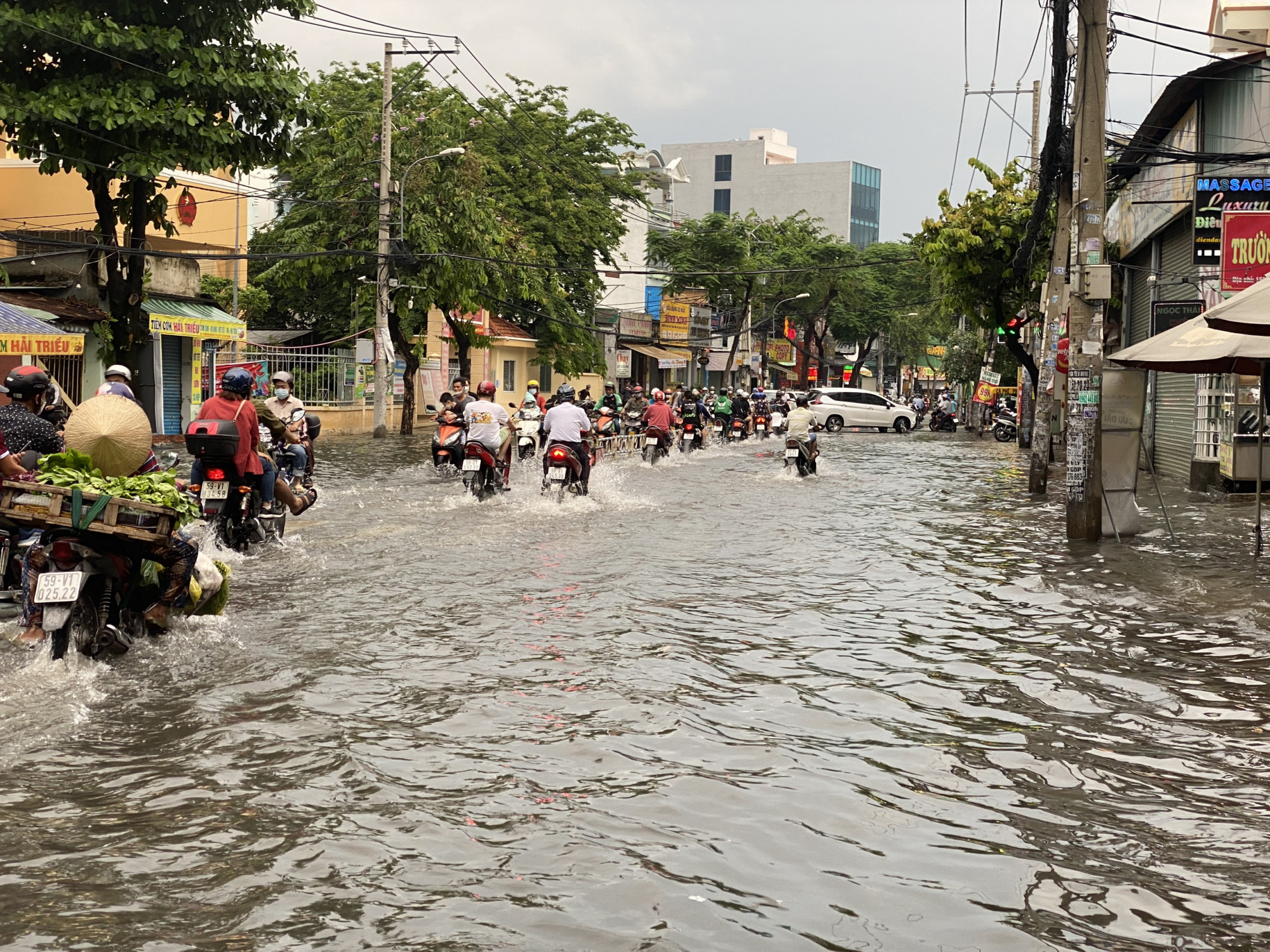 Đường sá bị ngập sâu.