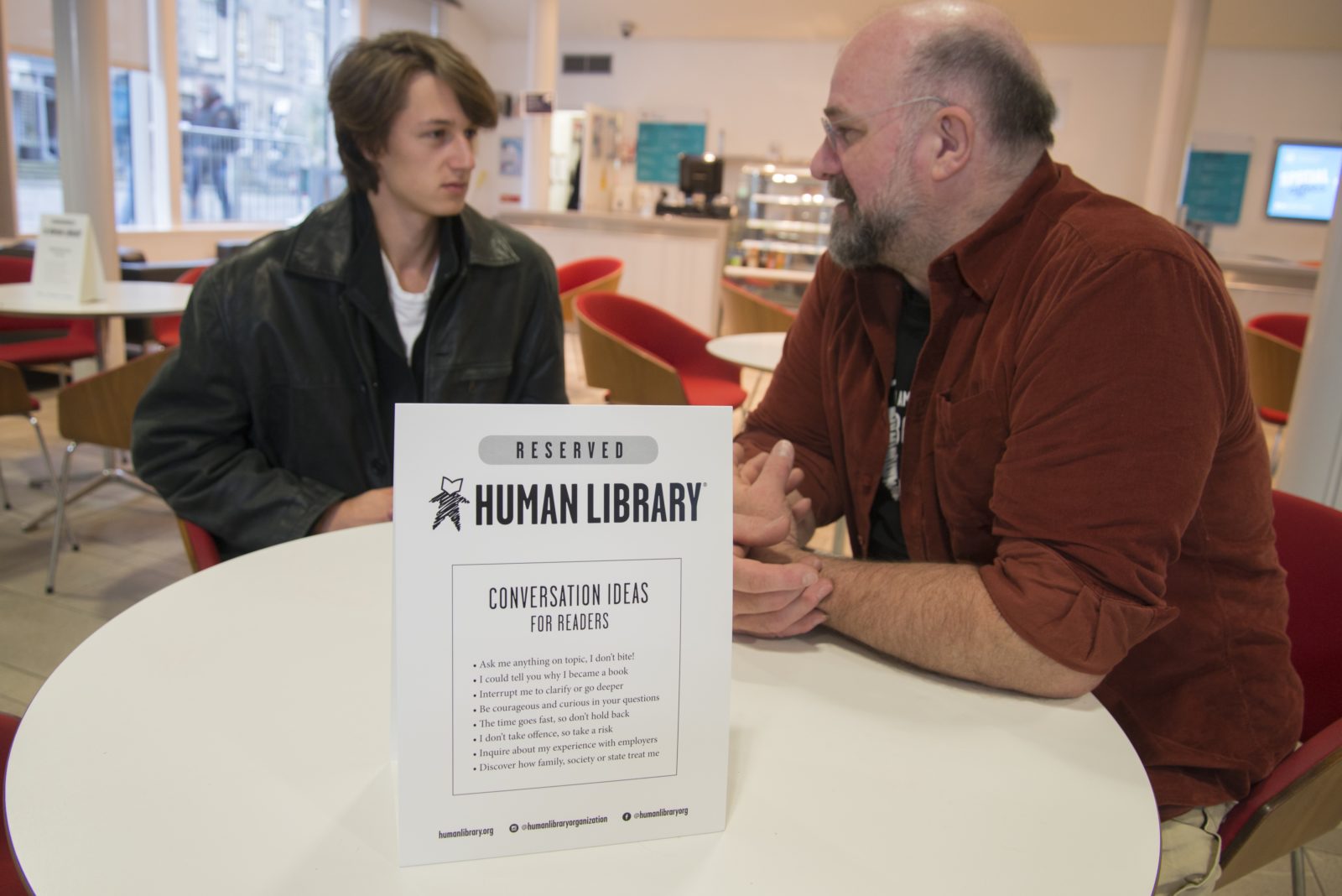 Mô hình Thư viện Con người - nơi độc giả có cơ hội được ngồi trò chuyện với nhân vật chính - Ảnh: Martin Hunter/