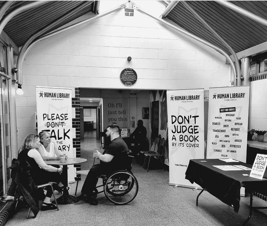 Một quyển sách là người khuyết tật đang kể câu chuyện về bản thân mình cho độc giả - Ảnh: The Human Library