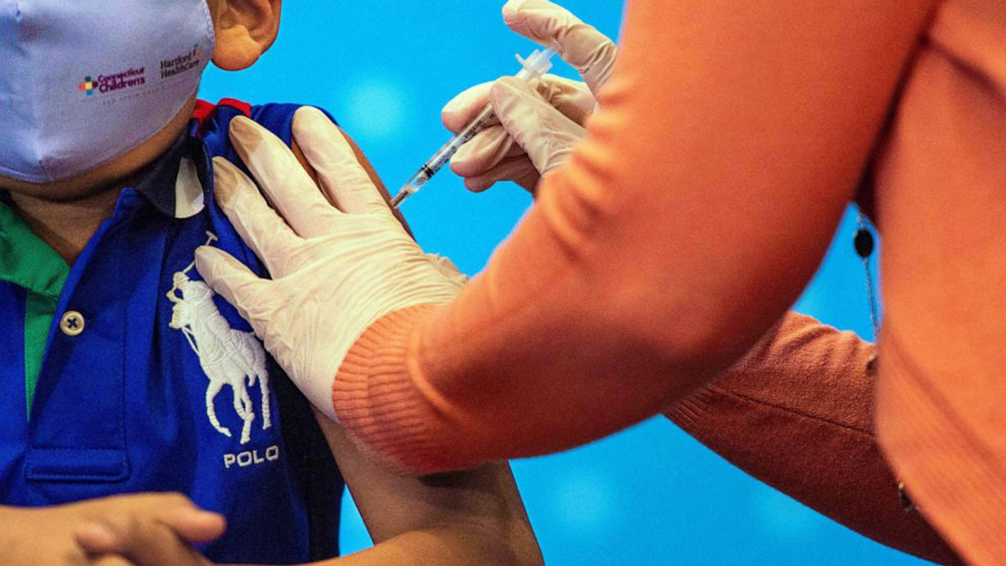 Một bé trai tiêm vắc-xin Pfizer phòng ngừa COVID-19 tại Mỹ - ẢNH: AFP