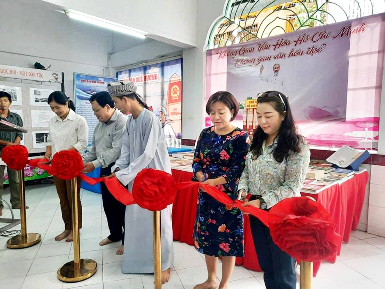 Bà Lương Thanh Trúc (bìa phải) - Chủ tịch Hội LHPN Q.6 - cùng thực hiện nghi thức cắt băng khánh thành Không gian văn hóa Hồ Chí Minh tại thánh đường Hồi giáo