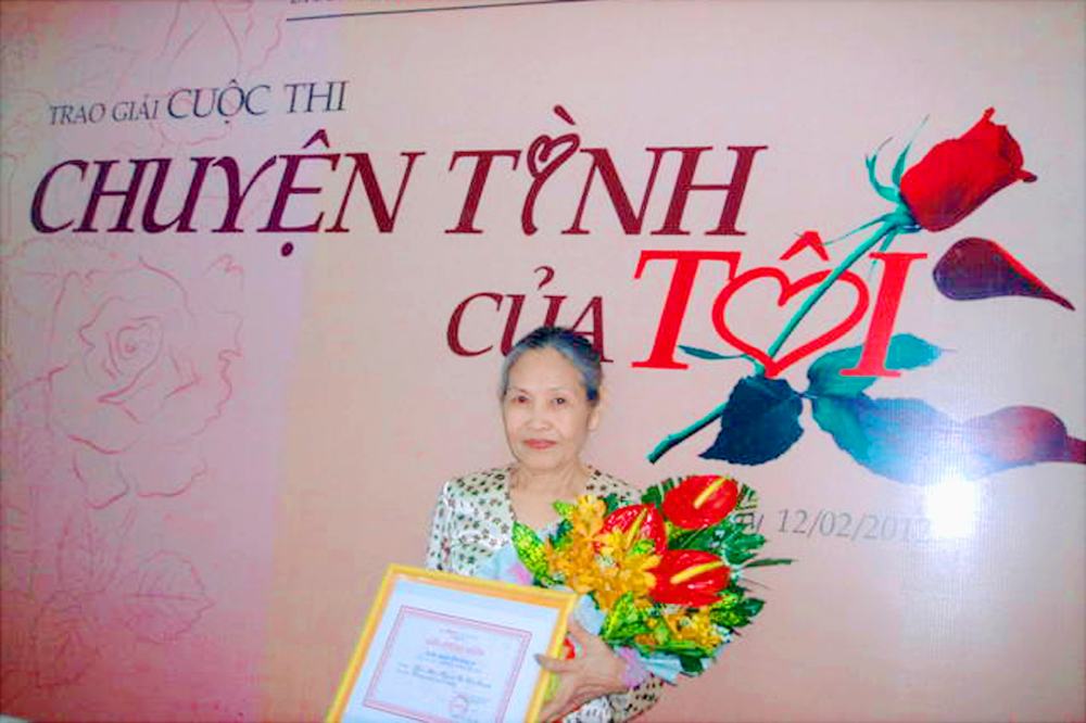 Bà Nguyễn Thị Kim Oanh nhận giải cuộc thi viết “Chuyện tình của tôi” do Báo Phụ Nữ TP.HCM tổ chức năm 2011-2012
