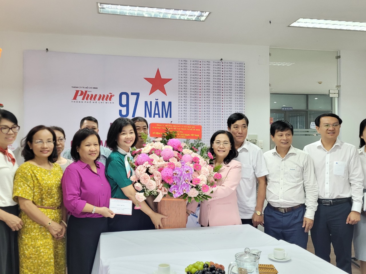 Chủ tịch HĐND TP.HCM Nguyễn Thị Lệ thay mặt đoàn tặng hoa chúc mừng đến tập thể Báo Phụ Nữ 