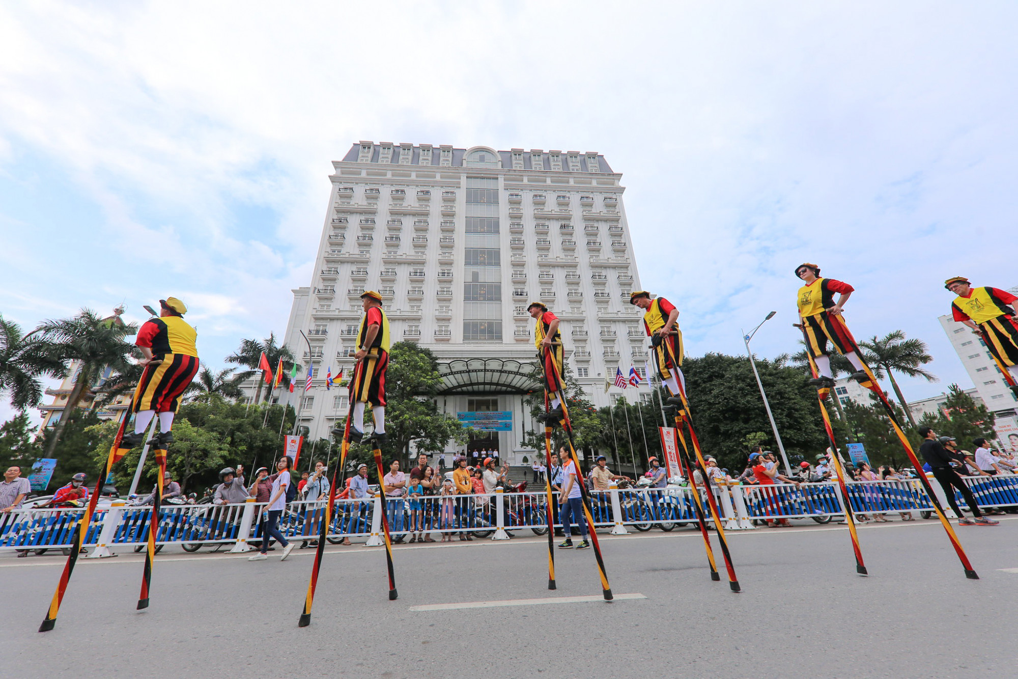 Lễ hội đường phố với sự tham gia của các đoàn nghệ thuật quốc tế luôn là nét đặc trưng ở mỗi kỳ Festival Huế