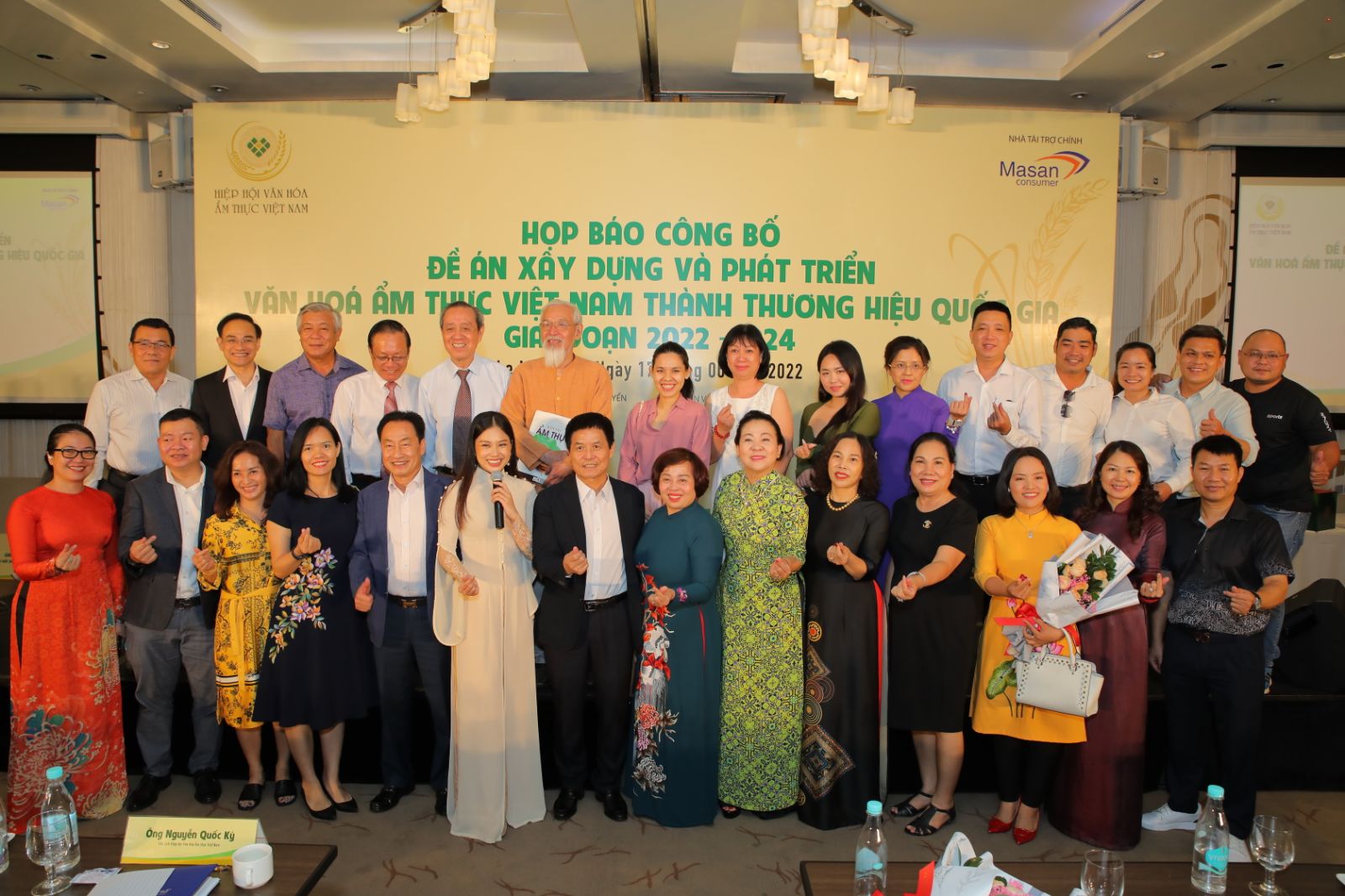 Các nghệ nhân, Ban chấp hành và các khách mời của buổi họp báo của Hiệp hội Văn hóa Ẩm thực Việt Nam - Ảnh: Masan Consumer