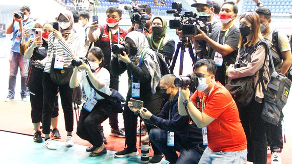Các phóng viên quốc tế và Việt Nam tác nghiệp tại SEA Games 31 - Ảnh: P. Minh