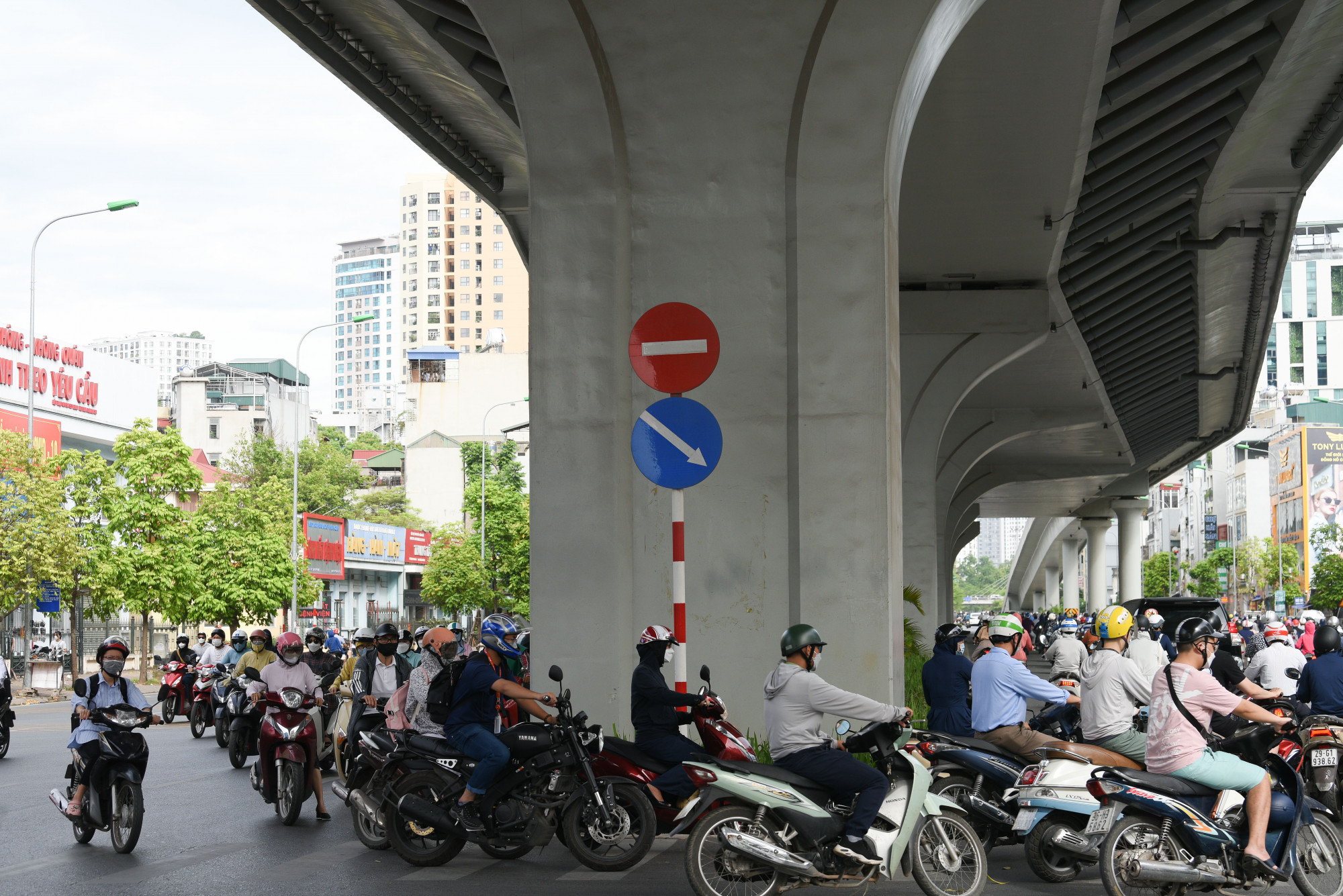 Tại điểm quay đầu trên đường Trường Chinh, đường thông thoáng, các phương tiện đi lại dễ dàng.