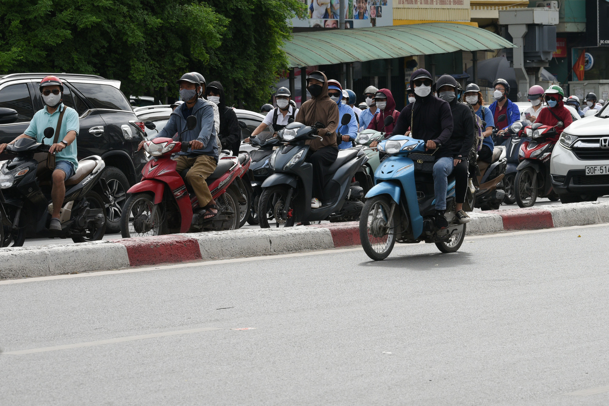 Nhiều người dân không biết thông tin, và nhiều người dân vẫn bất chấp đi ngược chiều, sai làn cho dù có mặt lực lượng chức năng