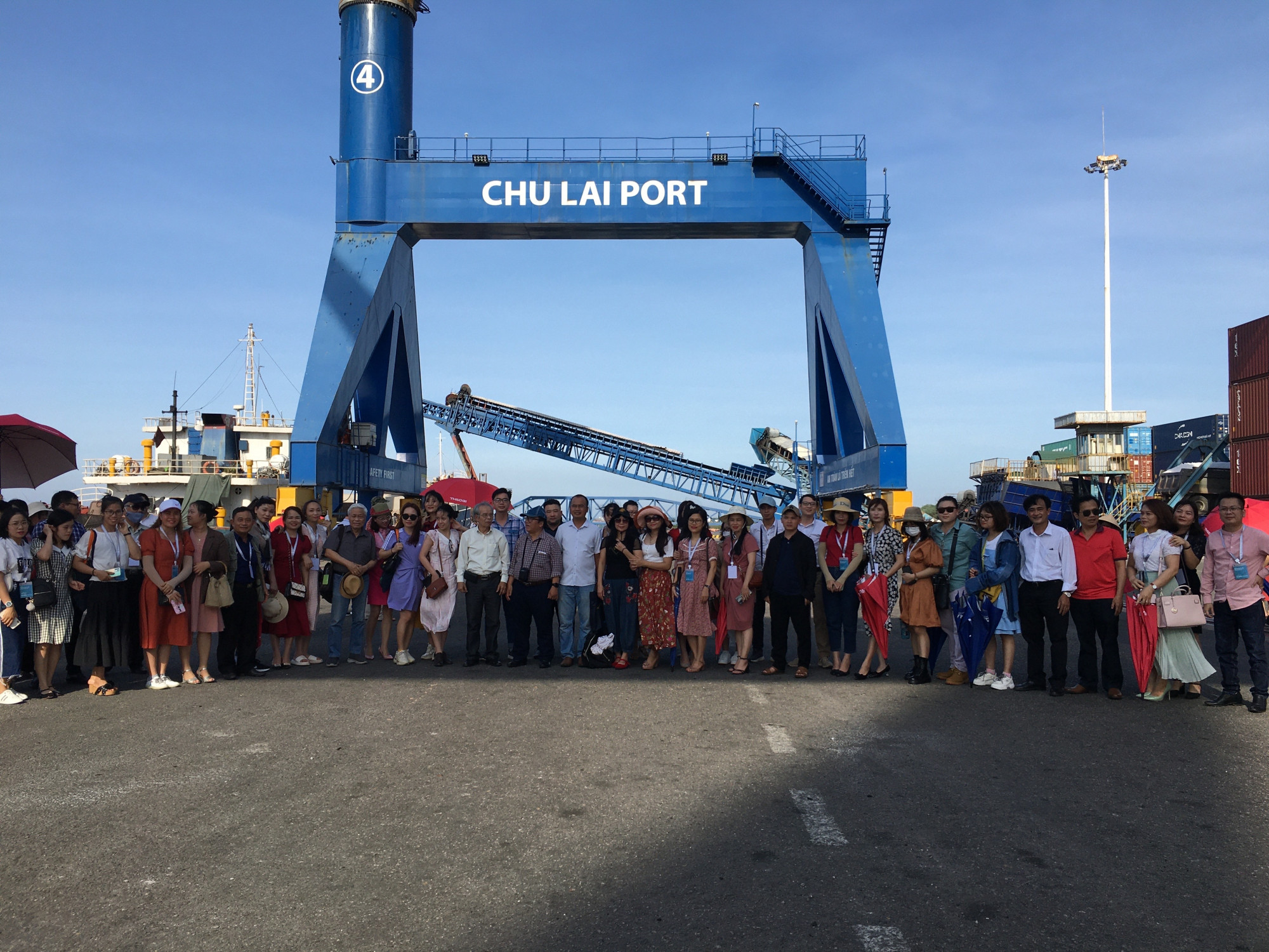 Trong khuôn khổ Hội nghị những người viết văn trẻ lần thứ 10, đoàn đại biểu có chuyến thực tế đến cảng Chu Lai (Quảng Nam).