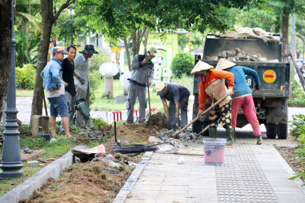 Công nhân đang tháo dỡ những đoạn tường rào cuối cùng tiếp giáp Trung tâm Nghệ thuật Điềm Phùng Thị và công viên Tứ Tượng