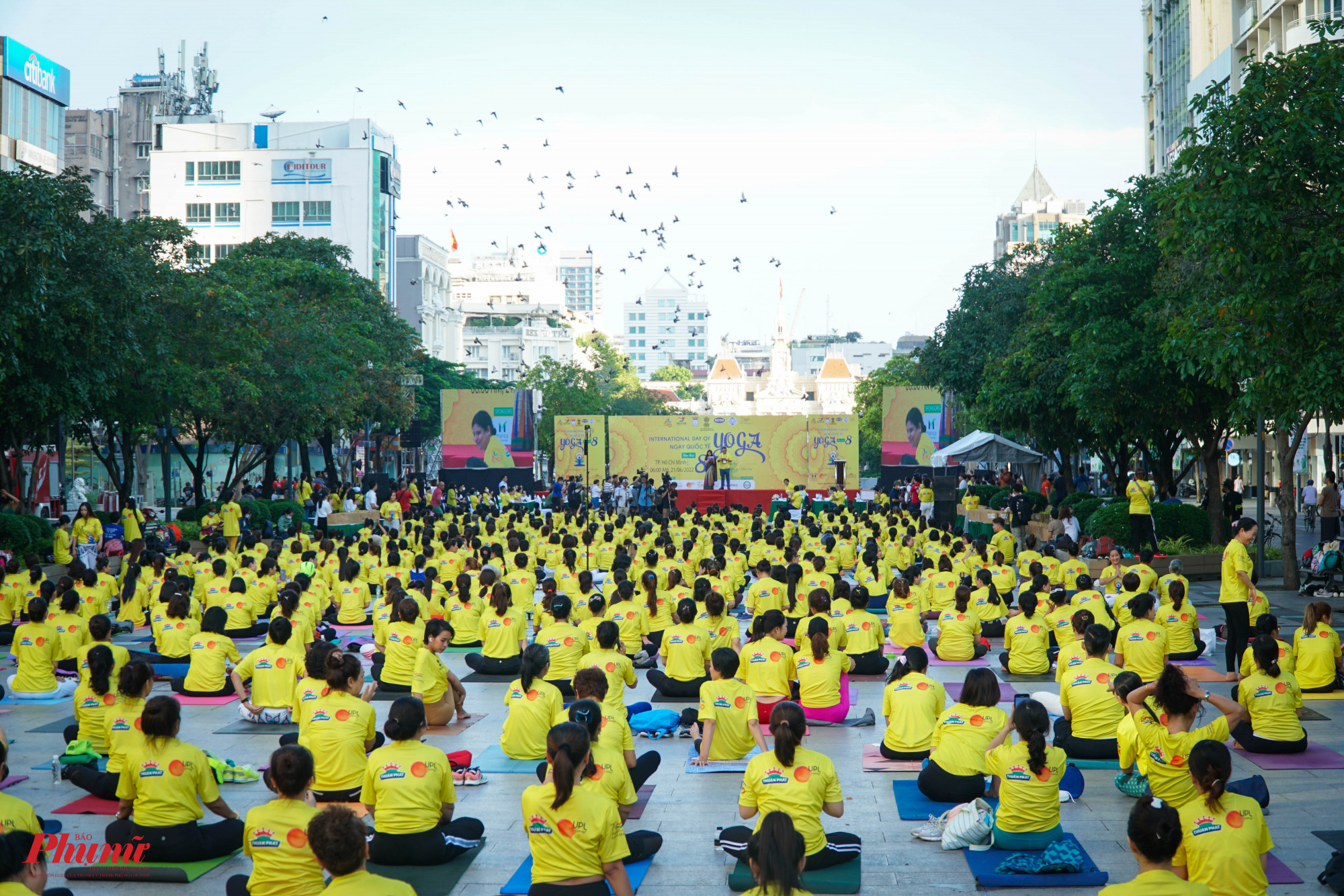 Sáng 21/6, Ngày Quốc tế Yoga lần thứ 8 được diễn ra tại Phố đi bộ Nguyễn Huệ, Quận 1 với khoảng 1.000 người thực hành bộ môn yoga.