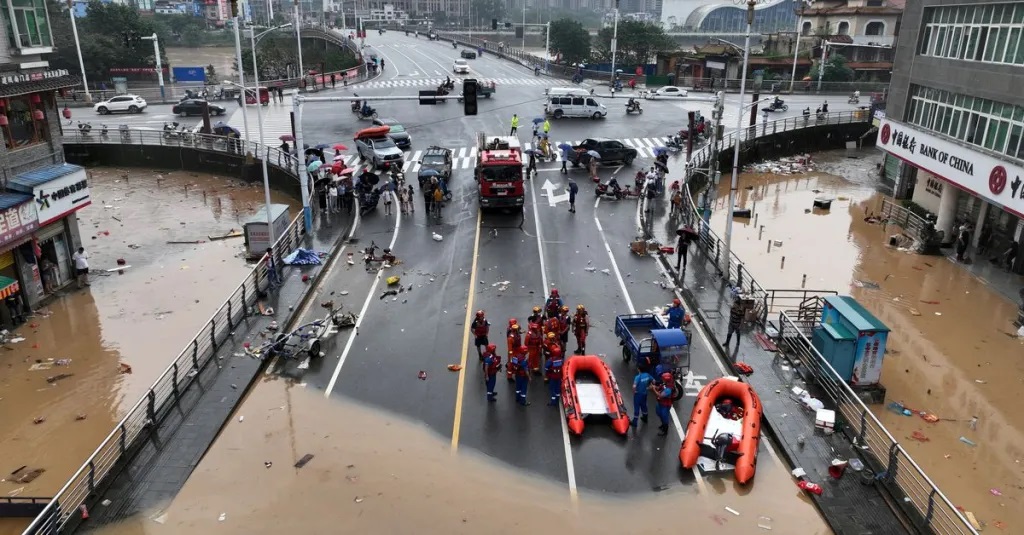 Đường phố biến thành sông khi ô tô và nhà một tầng bị cuốn trôi ở Quý Châu