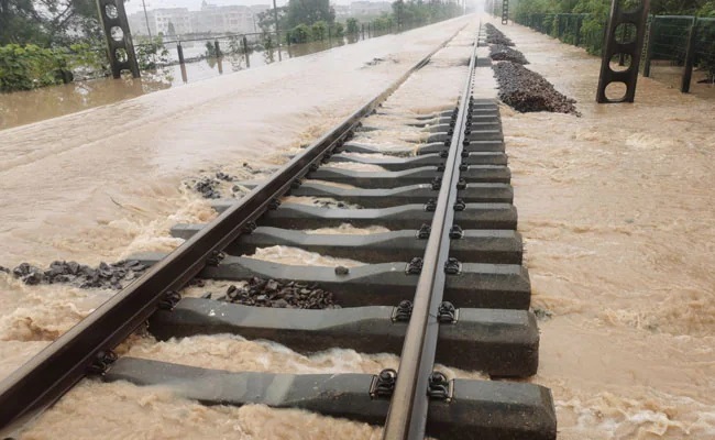 Những trận mưa như trút nước đã làm ngập các tuyến đường ở lưu vực sông Châu Giang