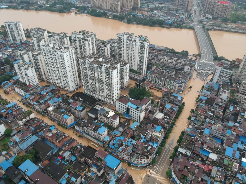 Mưa lớn làm ngập lụt các đường phố và tòa nhà ở Vụ Nguyên, thuộc tỉnh Giang Tây, miền trung Trung Quốc vào ngày 20/6
