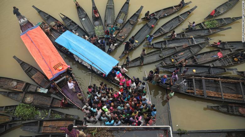Người dân Bangladesh tập trung để nhận viện trợ lương thực tại một khu vực bị ngập lụt ở Companiganj, Bangladesh