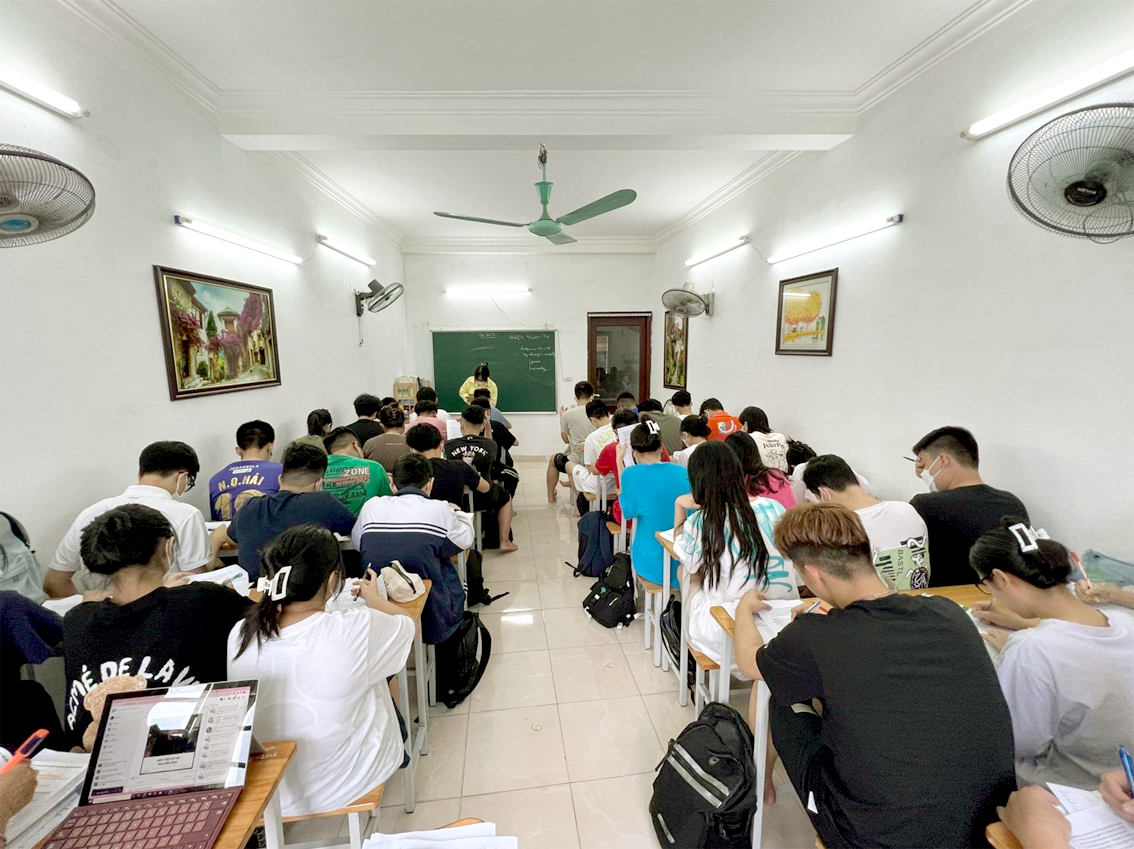 Một lớp luyện thi vào lớp 10 công lập ở Hà Nội đông kín học sinh - ẢNH: H.ÂN