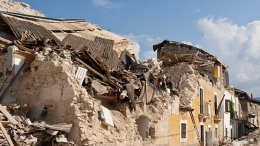  Một số hình ảnh cho thấy người dân đang nhặt gạch đất sét và các đống đổ nát khác từ những ngôi nhà bằng đá bị phá hủy, một số ngôi nhà có mái hoặc tường bị khoét sâu.