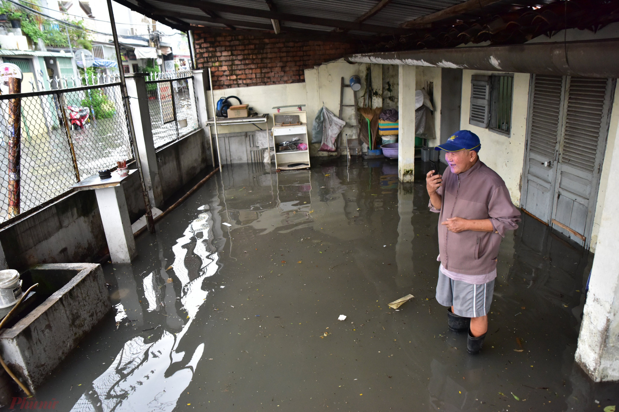 Nhiều nhà dân, cửa hàng hai bên đường Tô Ngọc Vân bị nước tràn vào khắp nơi.