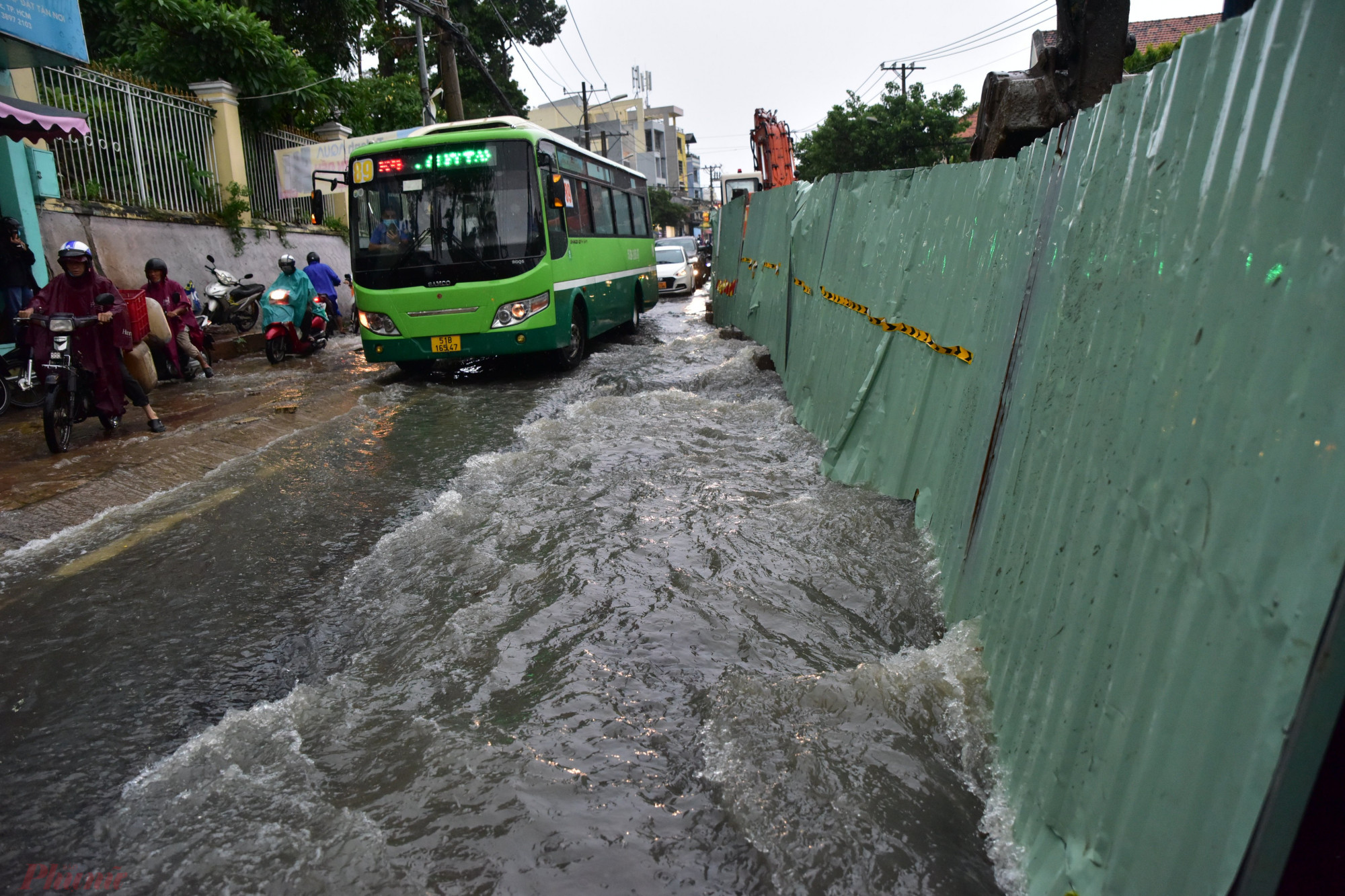 Tại đường Kha Vạn Cân, TP Thủ Đức, nước mưa chảy cuồn cuộn gây nguy hiểm cho người đi đường