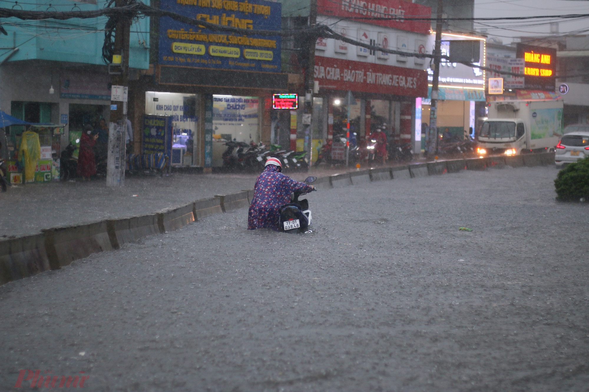 Khu vực đường Tô Ngọc Vân (đoạn giao với Phạm Văn Đồng) thường xuyên ngập nặng sau mỗi trận mưa.