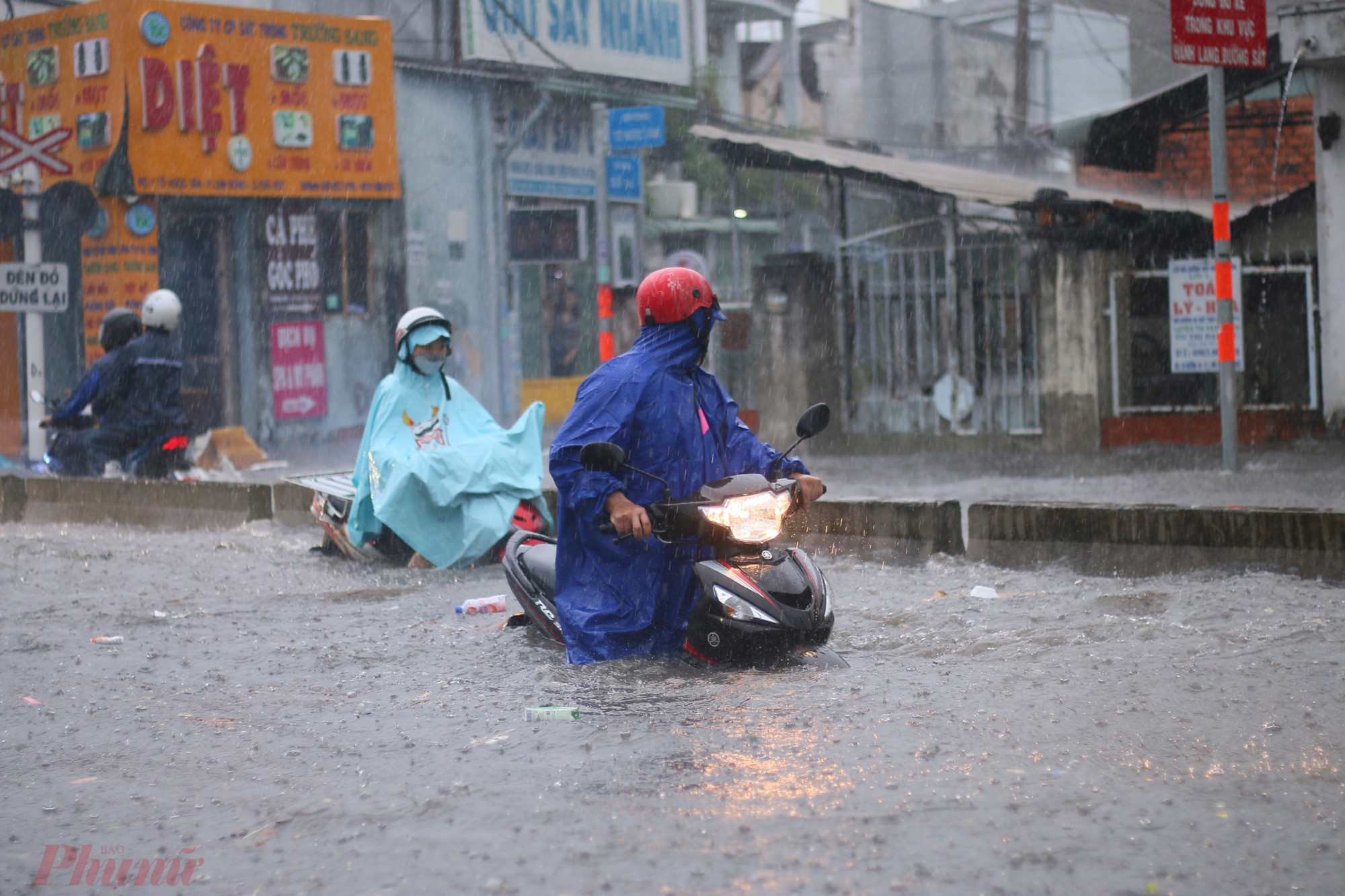 Nước ngập hơn nửa bánh xe máy. Theo ông Lê Đình Quyết - phó trưởng phòng dự báo Đài khí tượng thủy văn khu vực Nam Bộ, do gió mùa Tây Nam hoạt động mạnh lên gây mưa lớn. Lượng mưa đo được chỉ trong 30 phút tại trạm Mạc Đĩnh Chi - quận 1 là 23,2mm, Thủ Đức 46,4mm, Lê Minh Xuân - Bình Chánh 31,6mm.