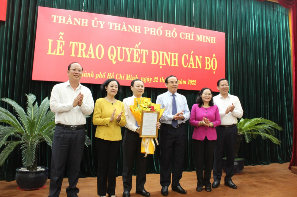 Lãnh đạo trung ương và Thường trực Thành ủy TPHCM chúc mừng ông Nguyễn Văn Hiếu nhận nhiệm vụ mới.