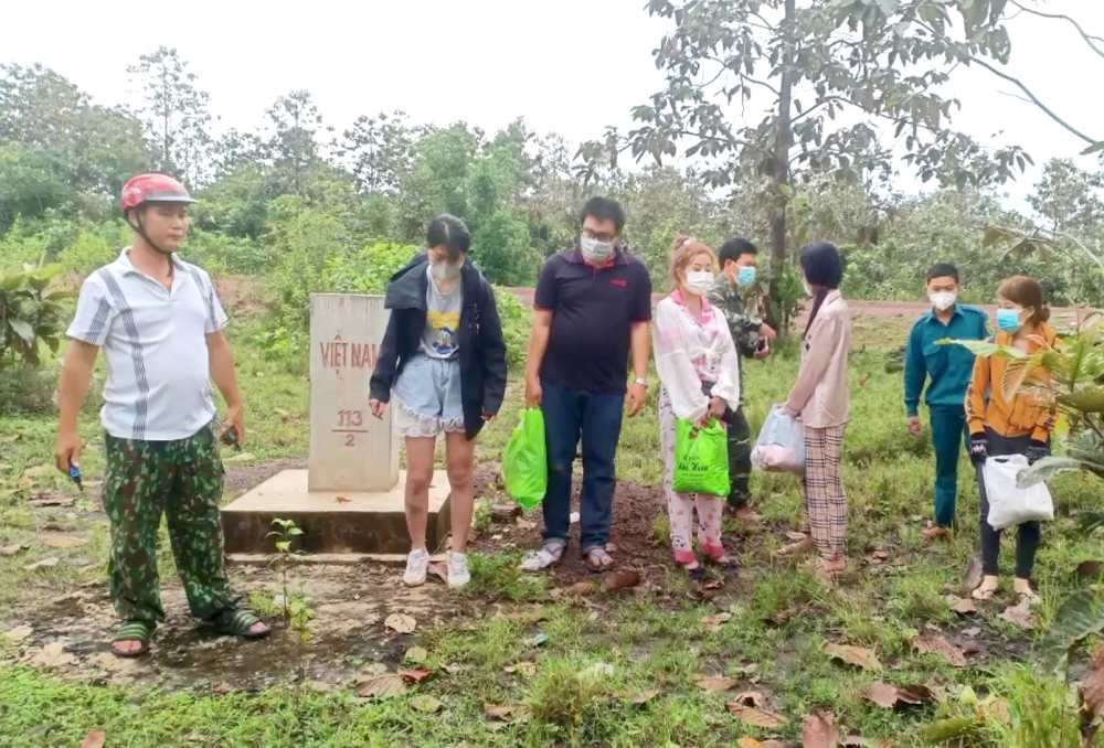 Một nhóm thanh thiếu niên băng rừng sang Campuchia làm “việc nhẹ, lương cao” bị lực lượng biên phòng phát hiện, ngăn chặn  - ẢNH: LÊ QUÂN
