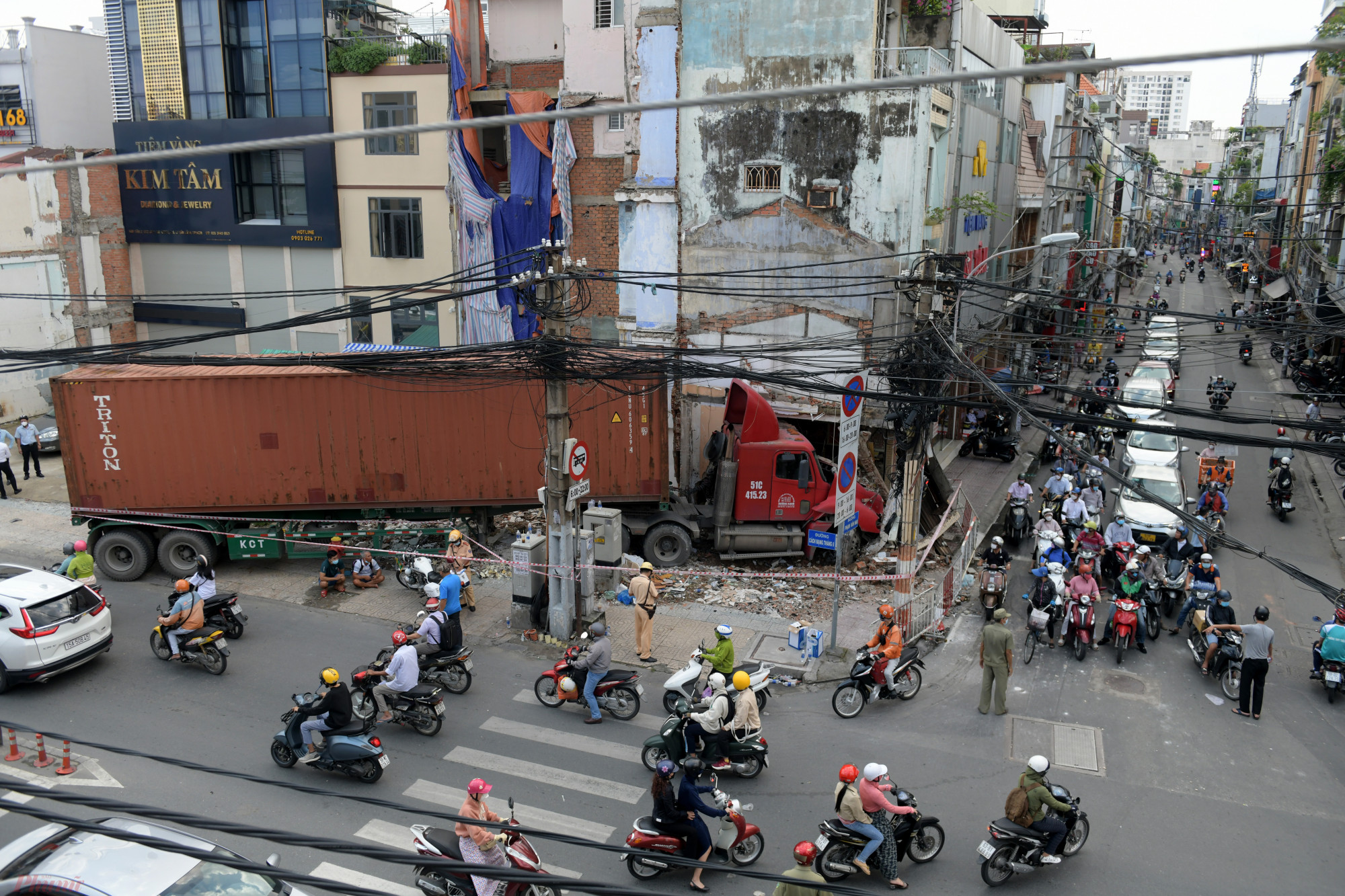 Ngày 23/6, công an quận Tân Bình, TPHCM đang điều tra vụ vụ tai nạn xe container tông xe máy rồi lao vào tiệm vàng tại giao lộ đường Cách Mạng Tháng Tám - Phạm Văn Hai.