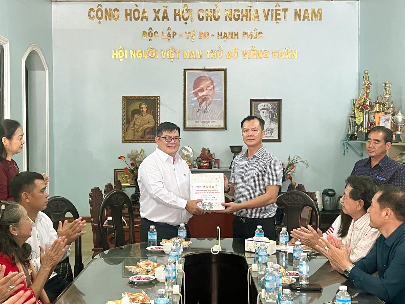 Ông Ngô Thanh Sơn (bên trái), Phó Chủ tịch Ủy ban Mặt trận Tổ quốc Việt Nam TP.HCM, trao quà cho phía bạn Lào