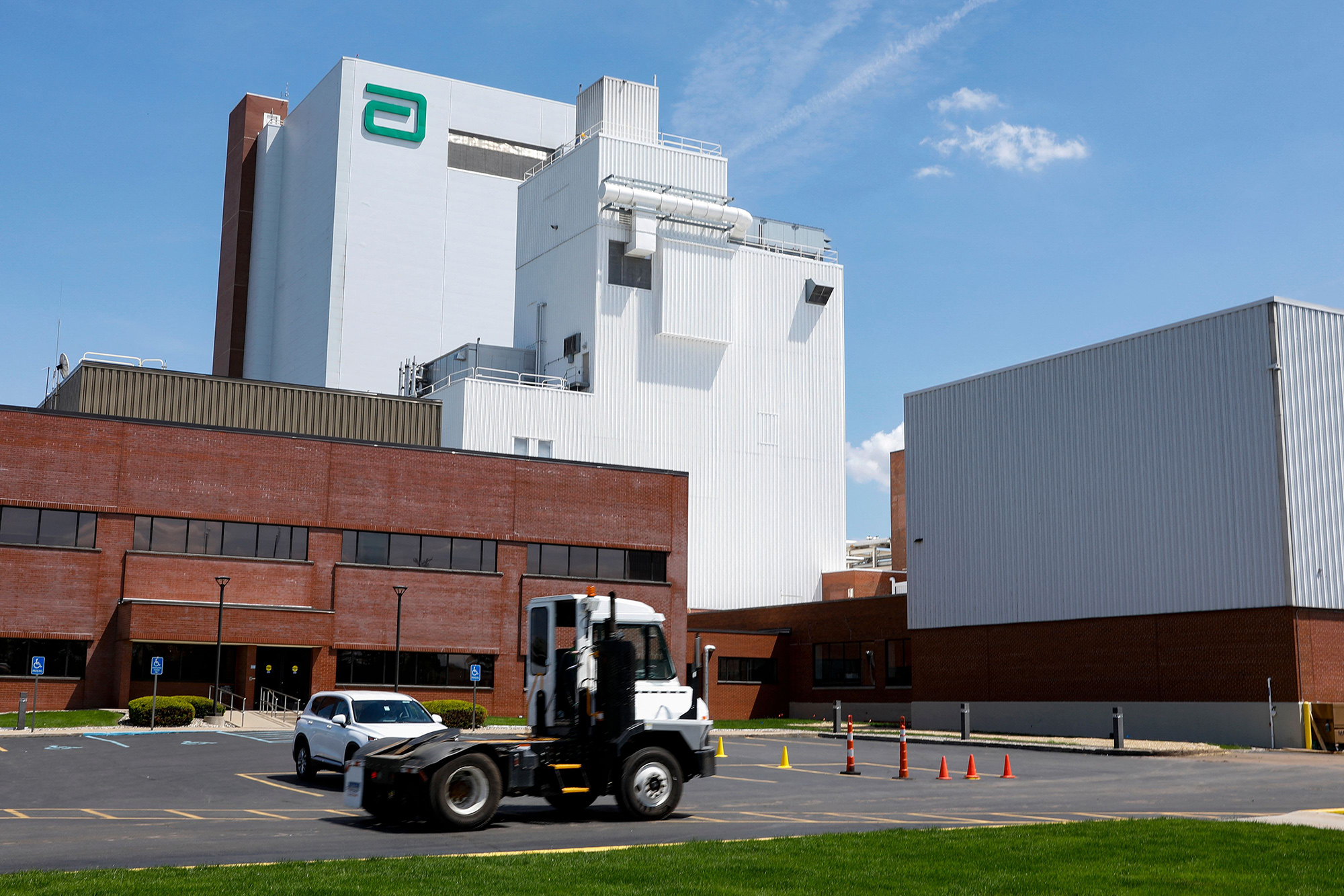 Nhà máy của Abbott tại Michigan phải ngừng hoạt động suốt nhiều tháng để phục vụ điều tra, làm căng thẳng nguồn cung sữa trên toàn quốc