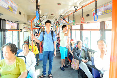 Người dân luôn mong mỏi những chuyến xe buýt văn minh. Trong ảnh: Bên trong xe buýt tuyến 01 Bến Thành - Bến xe Chợ Lớn