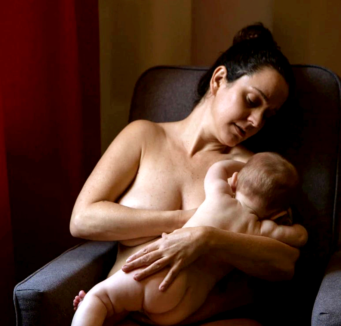 Bà mẹ Jennifer McClure đang cố gắng cho con là bé Esme (21 ngày tuổi) bú trong bệnh viện ở New York (Mỹ). Trước đó, bà mẹ đã trải qua ca sinh mổ bị biến chứng  ẢNH: National Geographic