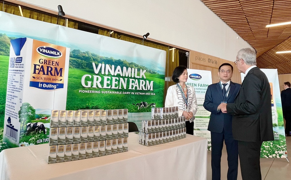 Ông Richard Hall và các đại diện Vinamilk trao đổi thêm về mô hình Green Farm đã được Vinamilk xây dựng tại Việt Nam - Ảnh: VNM