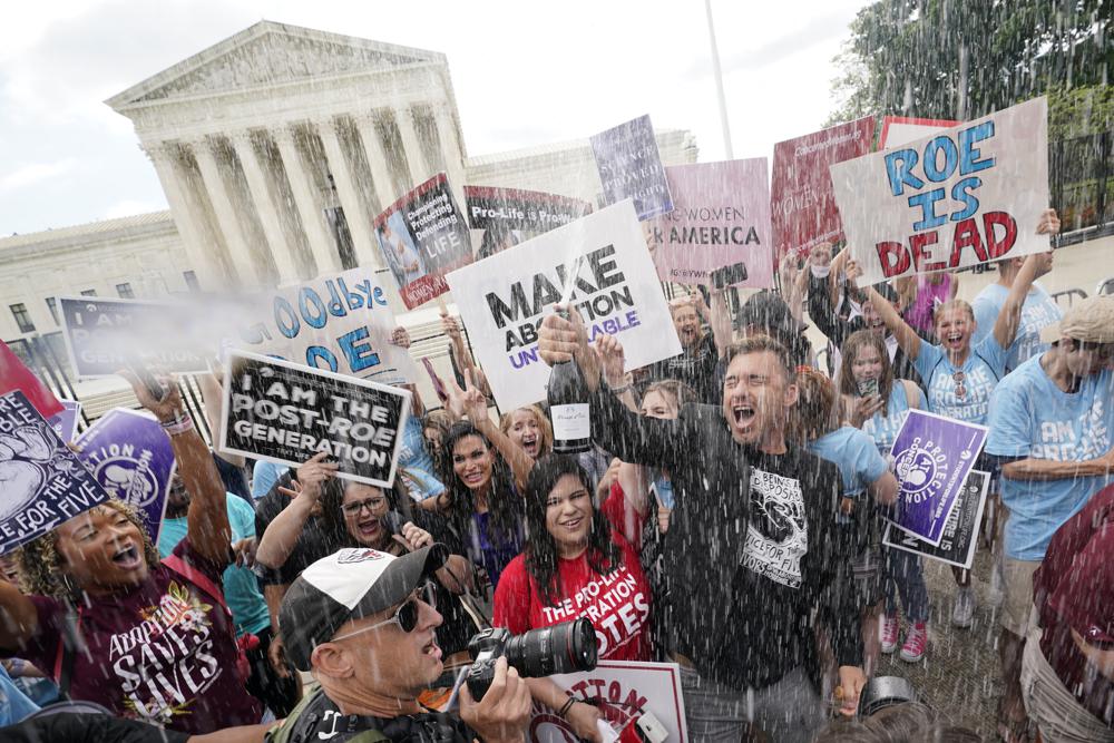 Những người ủng hộ cấm phá thai ăn mừng bên ngoài Tòa án Tối cao ở Washington hôm 24/6