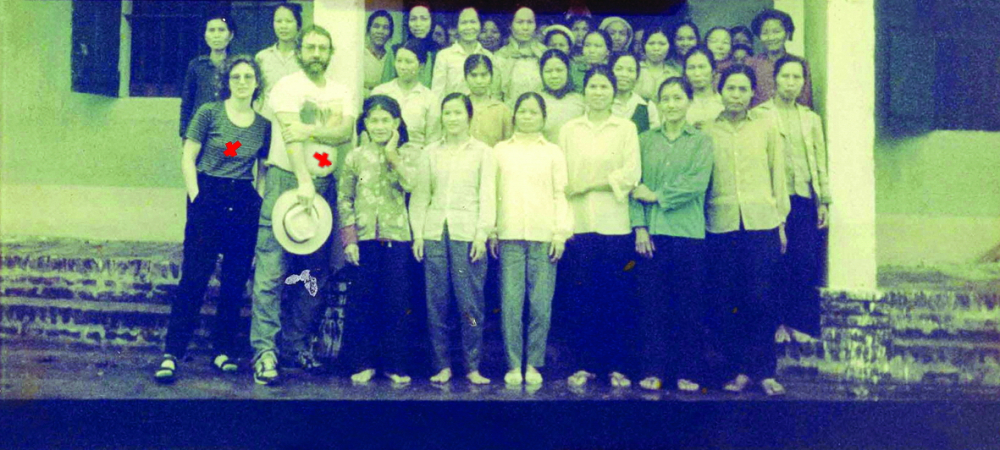 Ông bà George Miller và Janet Mckinley (x) chụp ảnh lưu niệm cùng phụ nữ thôn Yên Tàng, xã Bắc Phú, huyện Sóc Sơn, TP.Hà Nội vào năm 1995