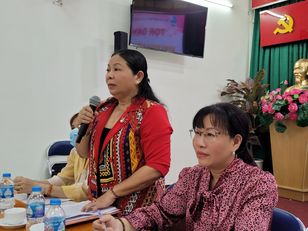Bà Đinh Thị Thu Trang - nguyên giảng viên Học viện Cán bộ TP.HCM phát biểu tại buổi tọa đàm.