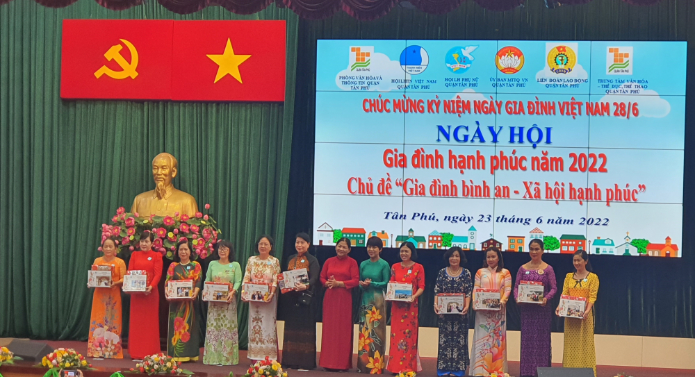Ban tổ chức Ngày hội gia đình Q.Tân Phú tăng giấy khen cho các đơn vị, cá nhân 