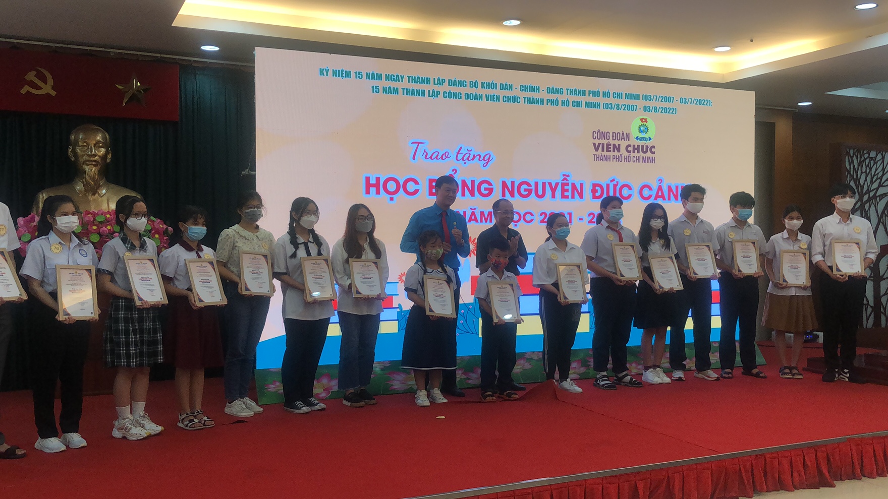 Các họs sinh, sinh viên biểu dương và trao học bổng Nguyễn Đức Cảnh của Công đoàn Viên chức TPHCM chiều 24/6. Ảnh: Quốc Ngọc 